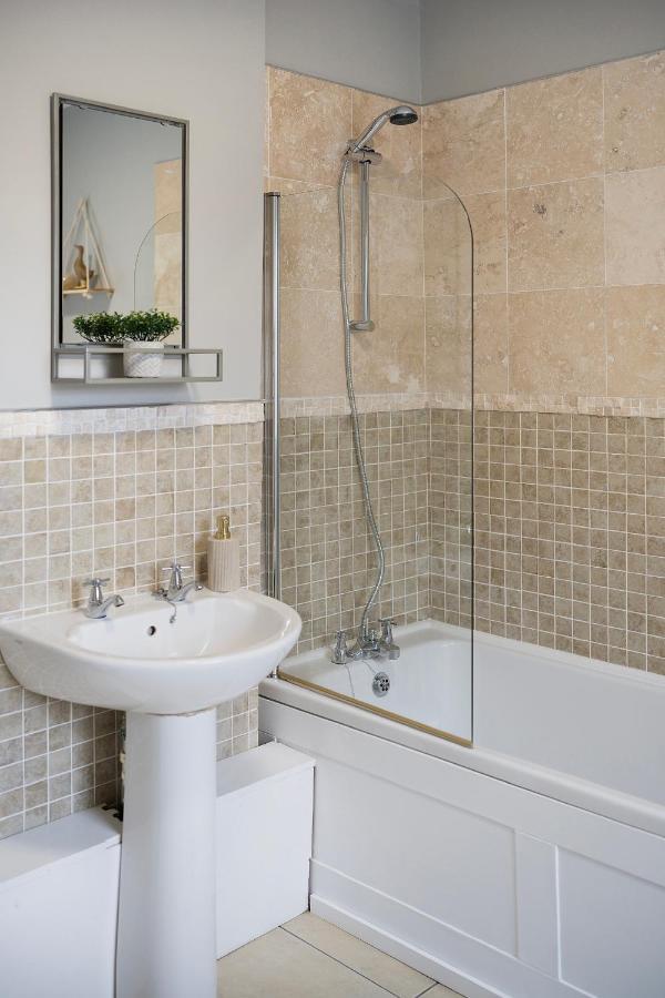 1 Bed House, Free Parking, 15 Minutes From Cheltenham Races Gloucester Eksteriør bilde