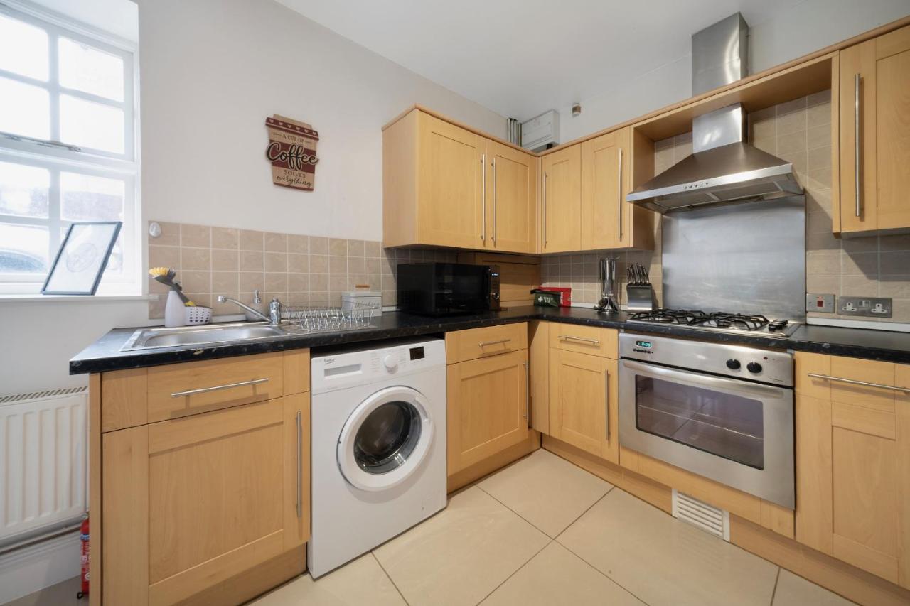 1 Bed House, Free Parking, 15 Minutes From Cheltenham Races Gloucester Eksteriør bilde